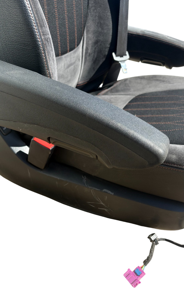 DAF BESTUURDERSZITPLAATS MET DAF LOGO GEBRUIKT 2437894U - Seat for Truck: picture 3 DAF BESTUURDERSZITPLAATS MET DAF LOGO GEBRUIKT 2437894U - Seat for Truck: picture 3