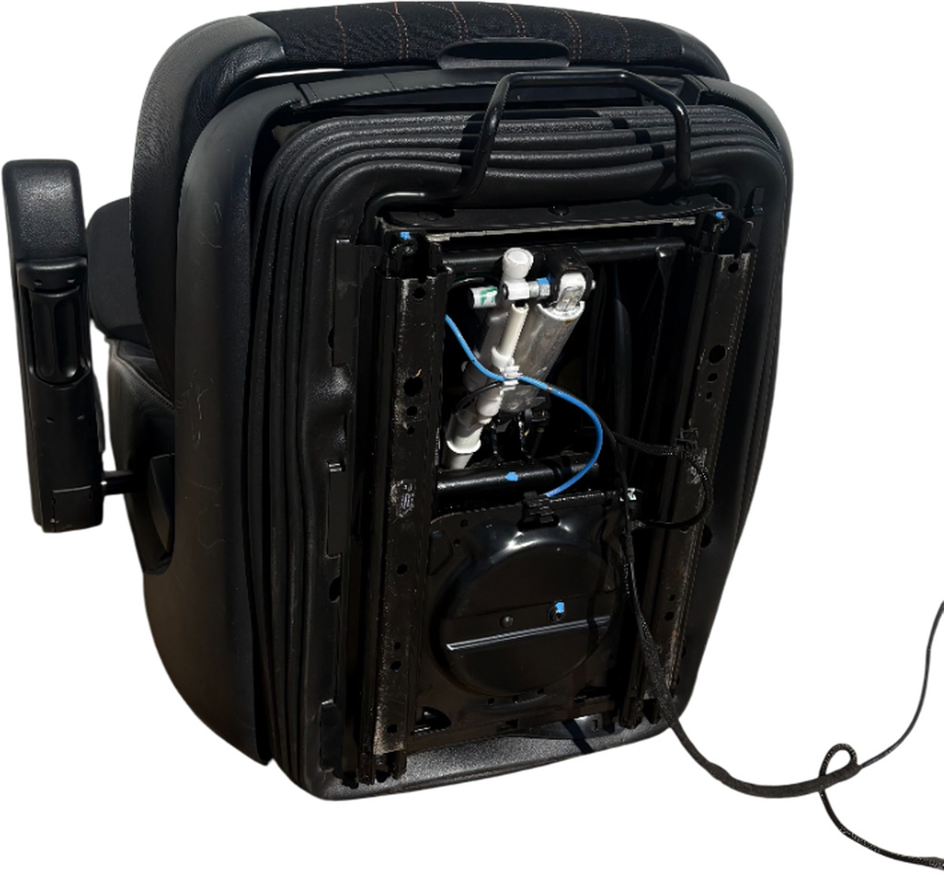 DAF BESTUURDERSZITPLAATS MET DAF LOGO GEBRUIKT 2437894U - Seat for Truck: picture 5 DAF BESTUURDERSZITPLAATS MET DAF LOGO GEBRUIKT 2437894U - Seat for Truck: picture 5