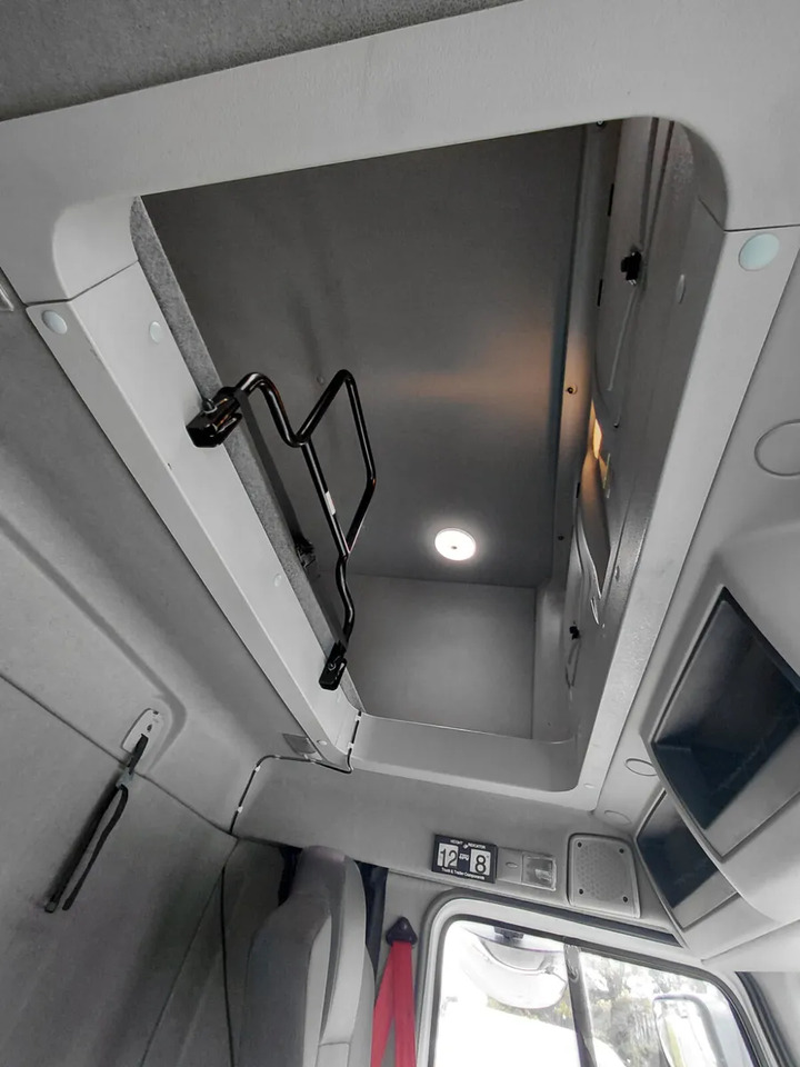 2017 Renault D12 4×2 Double Sleeper Curtainsider - Curtainsider truck: picture 3 2017 Renault D12 4×2 Double Sleeper Curtainsider - Curtainsider truck: picture 3