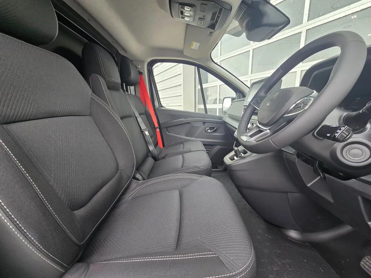 New Panel van NEW Renault Trafic Exclusive 170BHP/150BHP Auto Highland Silver: picture 7