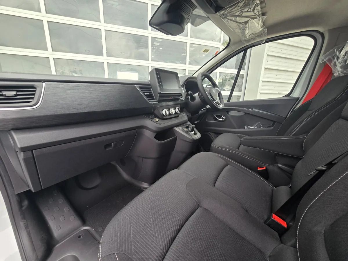 New Panel van NEW Renault Trafic Exclusive 170BHP/150BHP Auto Highland Silver: picture 10