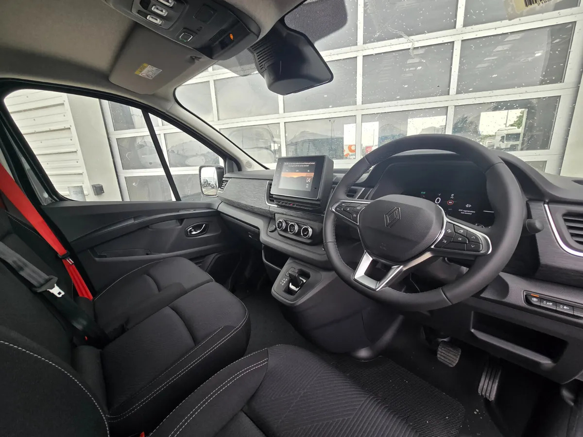 New Panel van NEW Renault Trafic Exclusive 170BHP/150BHP Auto Highland Silver: picture 8