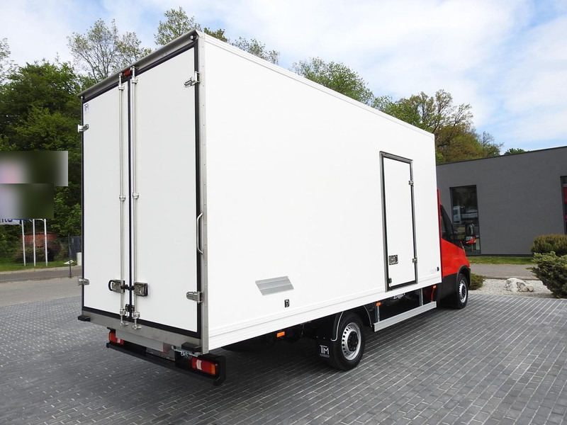 New Box van Iveco DAILY 35S18 NOWY KONTENER 10 PALET TEMPOMAT NAWIGACJA KLIMATYZAC: picture 14 New Box van Iveco DAILY 35S18 NOWY KONTENER 10 PALET TEMPOMAT NAWIGACJA KLIMATYZAC: picture 14