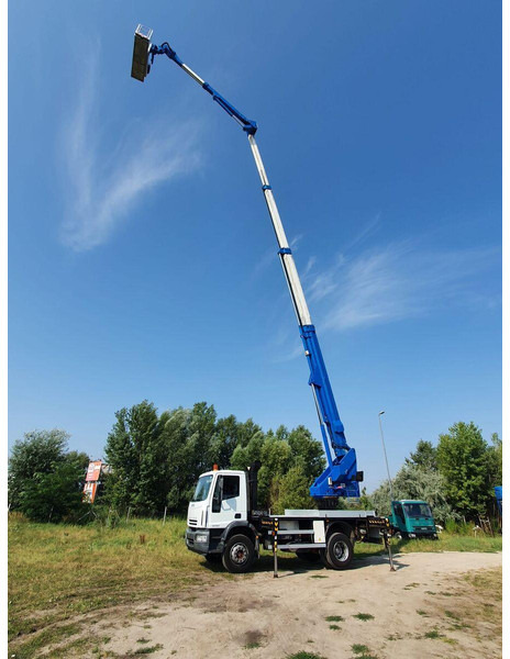 Iveco Eurocargo ML 180 E 24 - Bizocchi KJF 320 lifting basket 32 m - Truck mounted aerial platform: picture 4 Iveco Eurocargo ML 180 E 24 - Bizocchi KJF 320 lifting basket 32 m - Truck mounted aerial platform: picture 4
