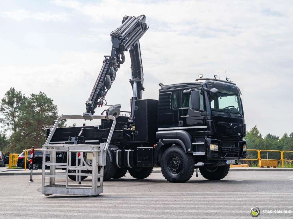 Crane truck MAN  TGS 26.420 6x6 HMF 3000 K6 Fly Jib Crane Basket: picture 10