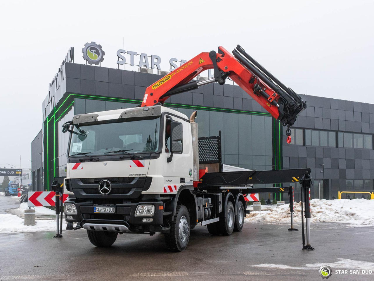 - Crane truck: picture 5 - Crane truck: picture 5