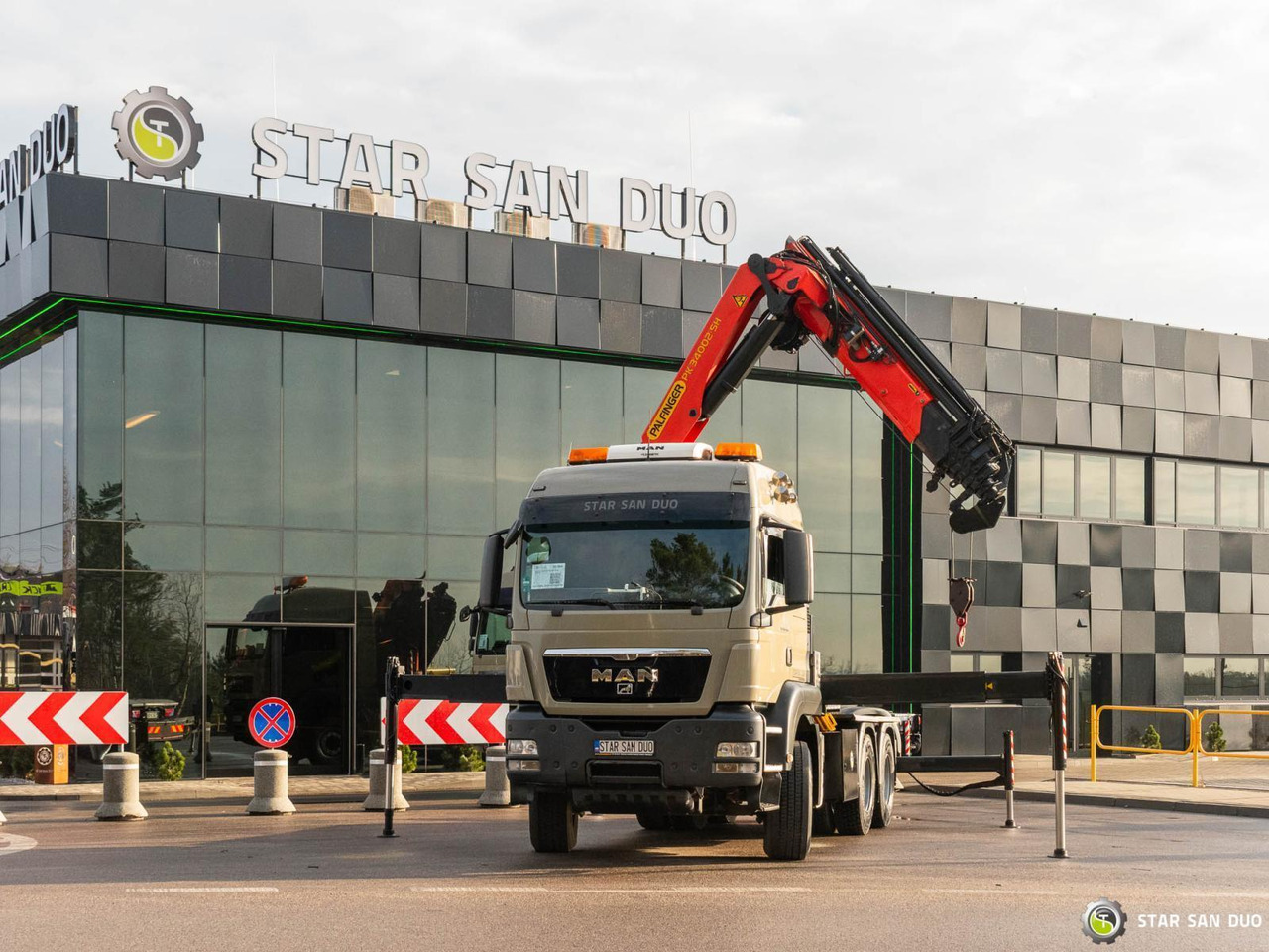 - Crane truck: picture 4 - Crane truck: picture 4