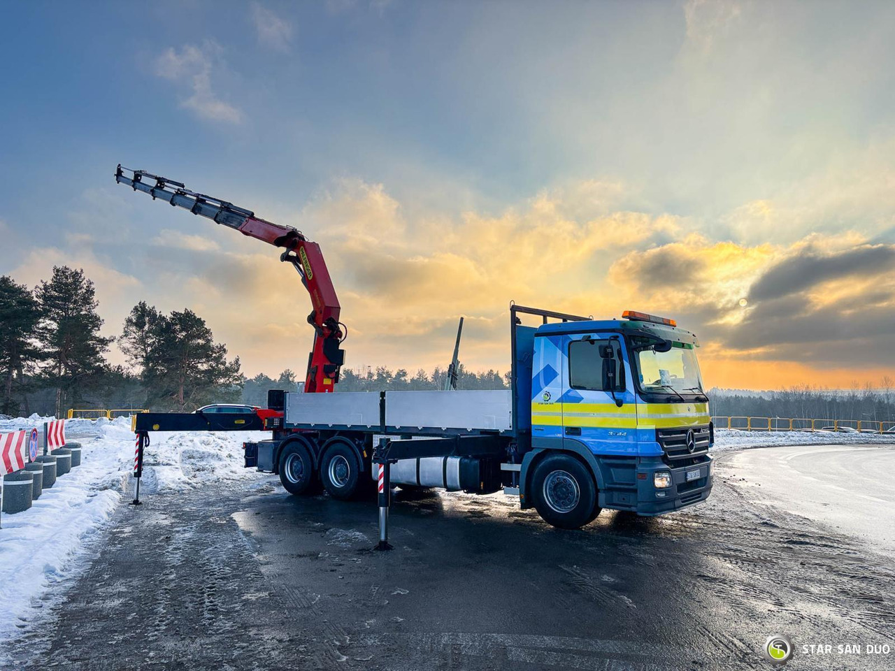 - Crane truck: picture 2 - Crane truck: picture 2