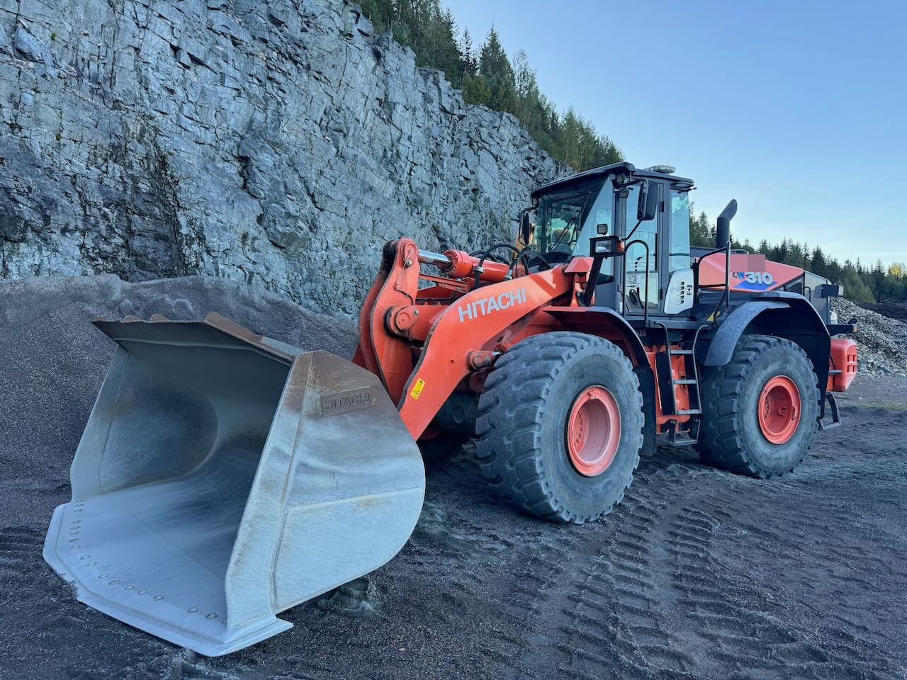 Hitachi ZW310 - Wheel loader: picture 1 Hitachi ZW310 - Wheel loader: picture 1