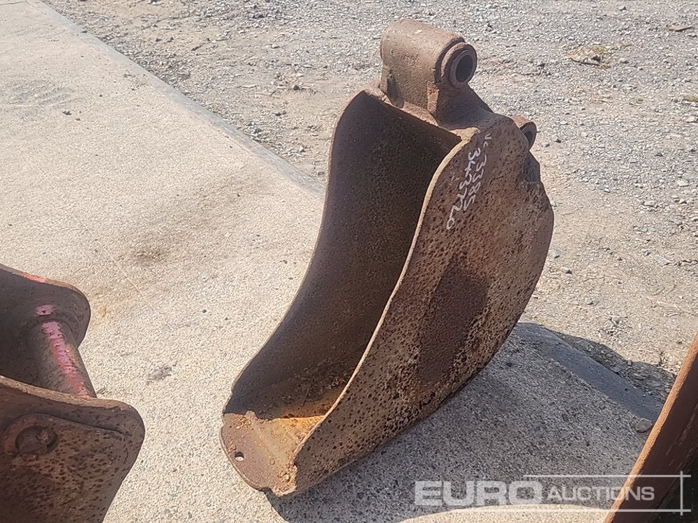 12" Digging Bucket to suit Backhoe - Bucket: picture 2 12" Digging Bucket to suit Backhoe - Bucket: picture 2