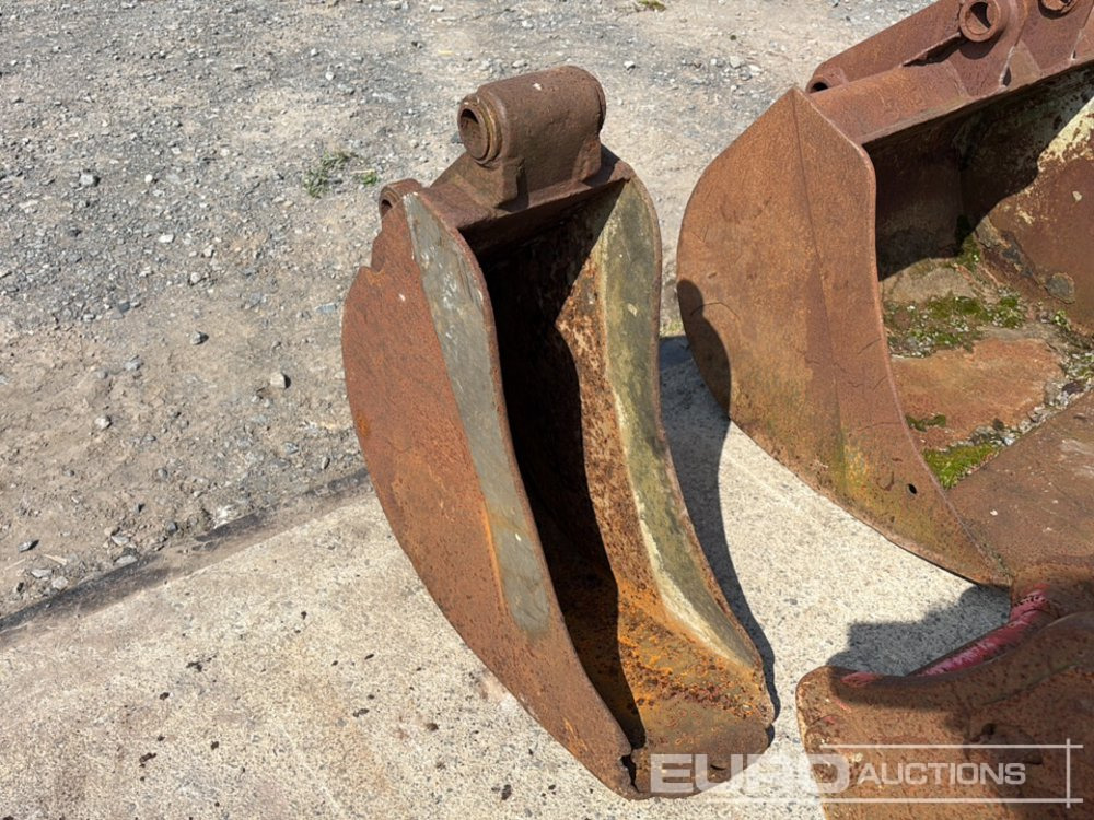 12" Digging Bucket to suit Backhoe - Bucket: picture 1 12" Digging Bucket to suit Backhoe - Bucket: picture 1