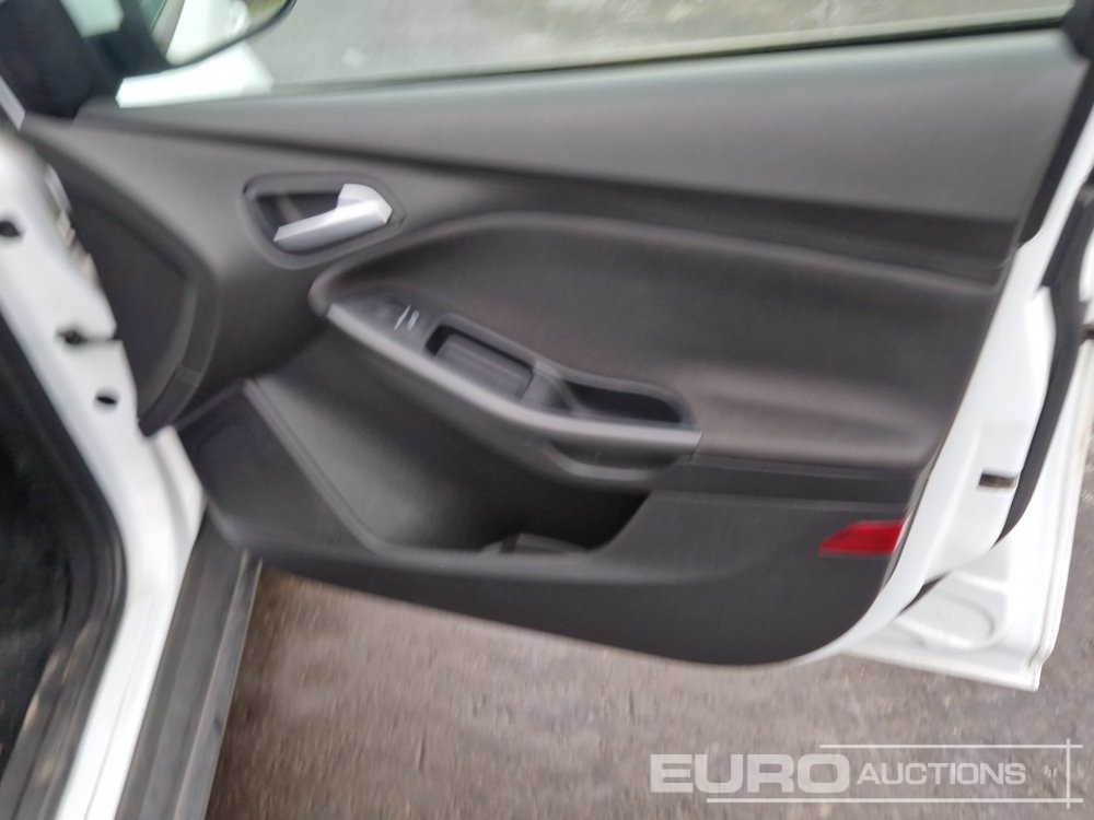 Car 2018 Ford Focus: picture 26