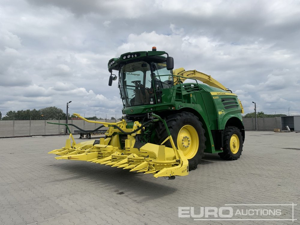 John Deere 8200 - Combine harvester: picture 1 John Deere 8200 - Combine harvester: picture 1