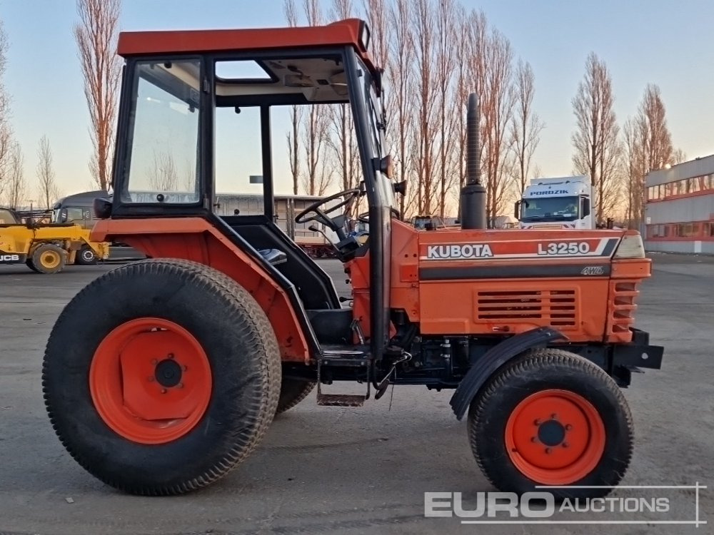 Compact tractor Kubota L3250D: picture 6