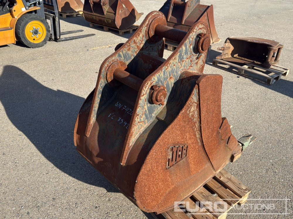 JCB 32" Digging Bucket to suit Backhoe Loader - Bucket: picture 3 JCB 32" Digging Bucket to suit Backhoe Loader - Bucket: picture 3