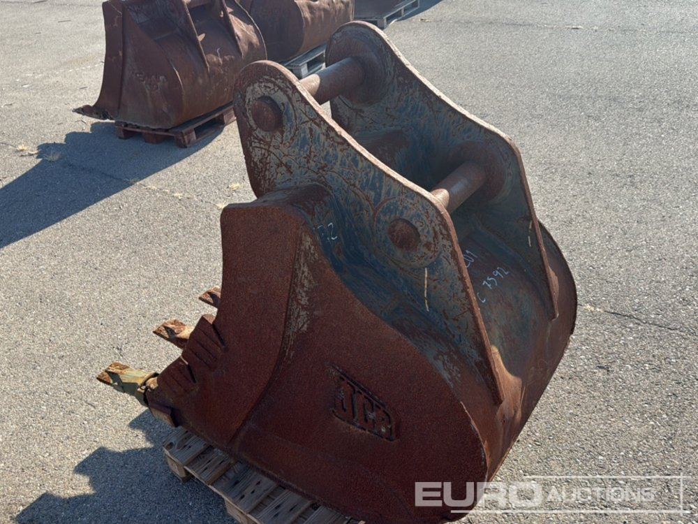 JCB 32" Digging Bucket to suit Backhoe Loader - Bucket: picture 4 JCB 32" Digging Bucket to suit Backhoe Loader - Bucket: picture 4