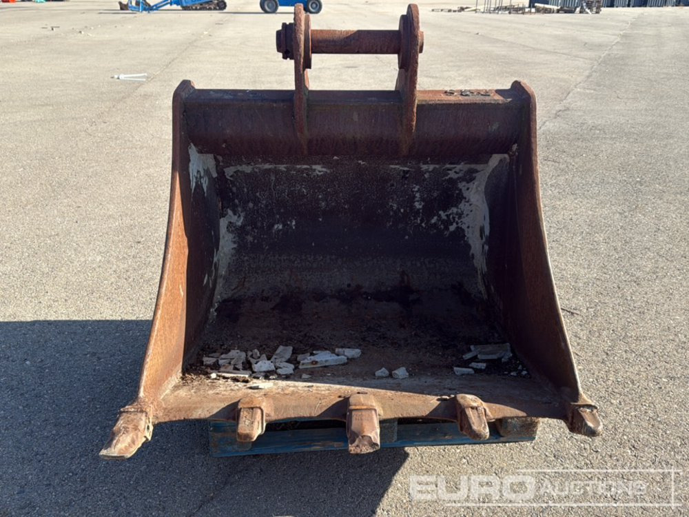 JCB 51" Digging Bucket to suit Backhoe Loader - Bucket: picture 5 JCB 51" Digging Bucket to suit Backhoe Loader - Bucket: picture 5
