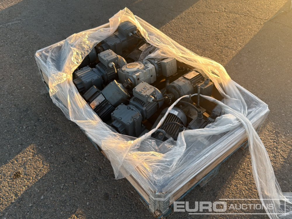 Pallet of Electric Gear Motor (10 of) - Construction equipment: picture 4 Pallet of Electric Gear Motor (10 of) - Construction equipment: picture 4