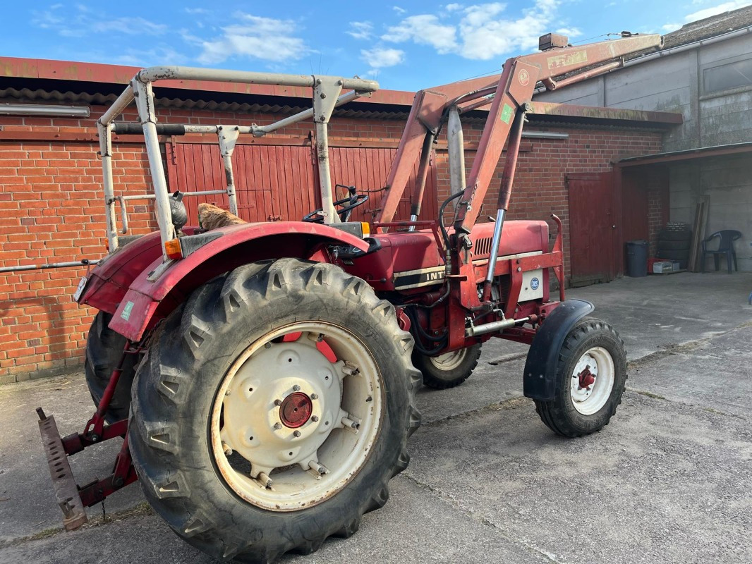 Farm tractor Case IH IHC 633: picture 6