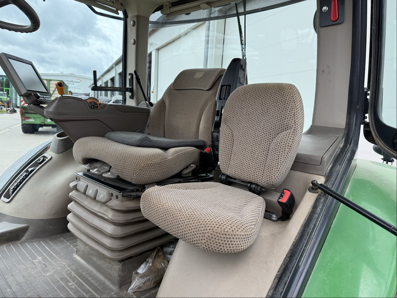 John Deere 7310R E23 - Farm tractor: picture 2 John Deere 7310R E23 - Farm tractor: picture 2