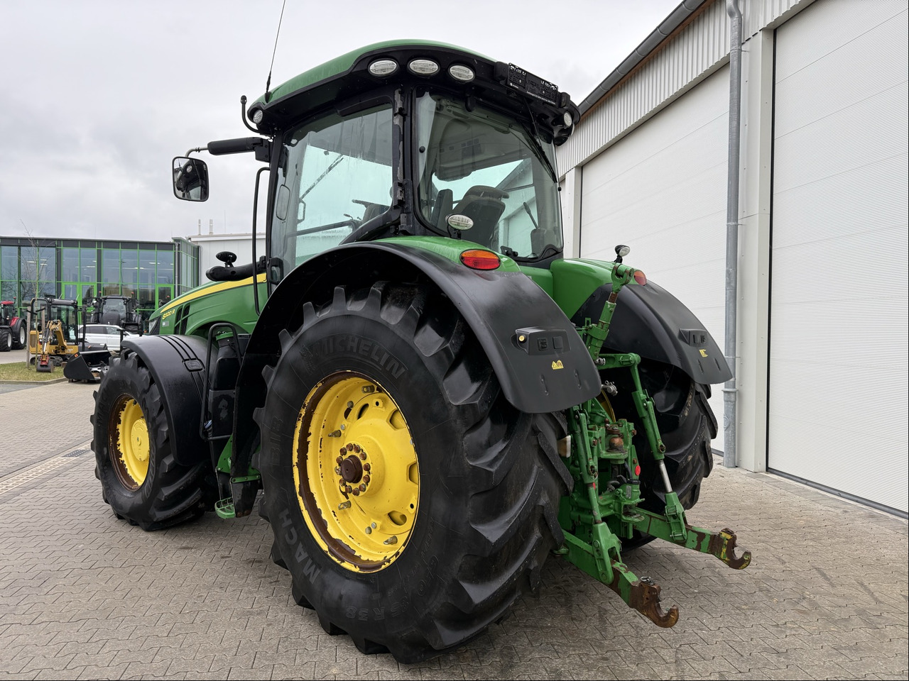 Farm tractor John Deere 8320 R: picture 6
