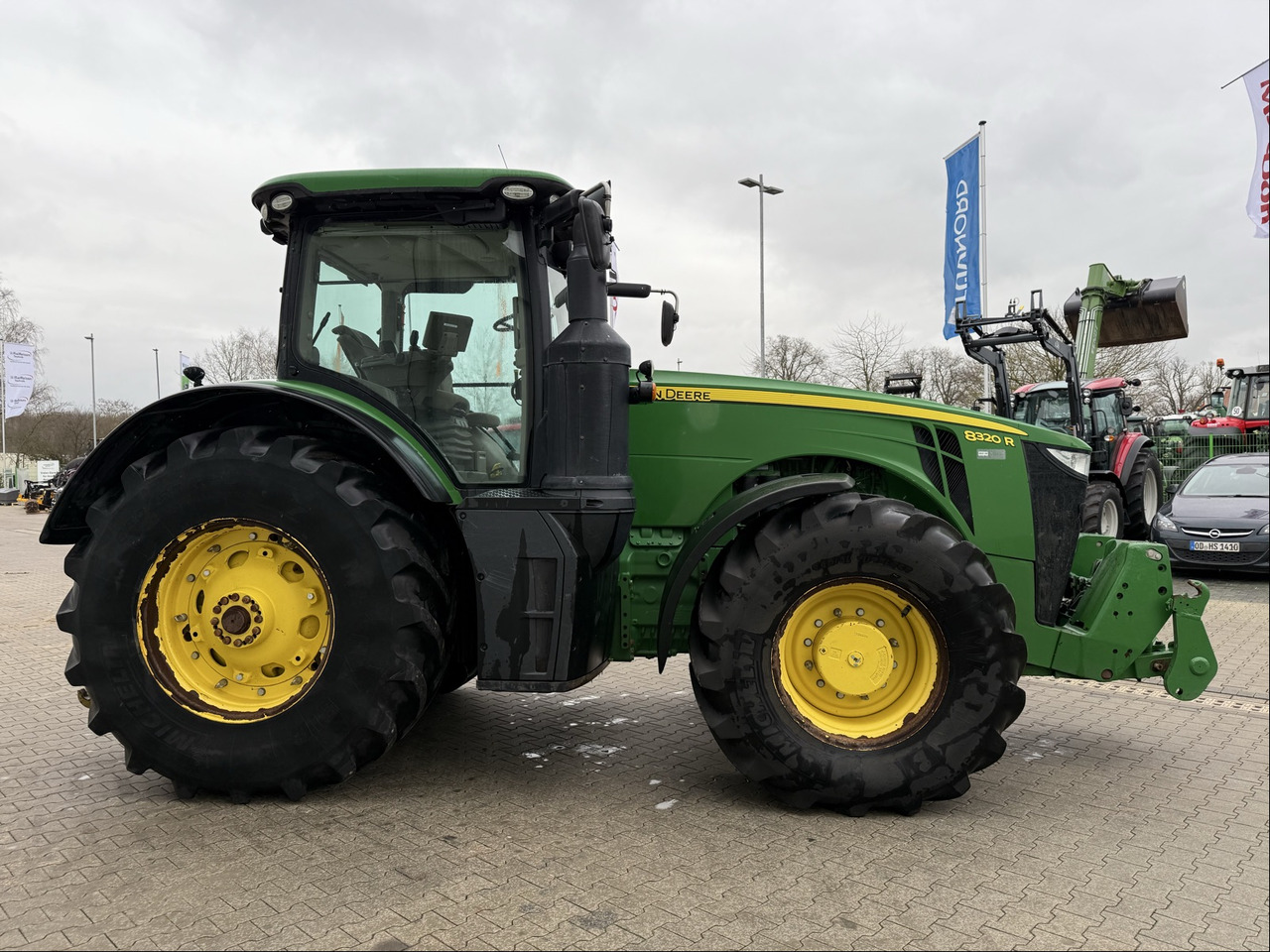 Farm tractor John Deere 8320 R: picture 7
