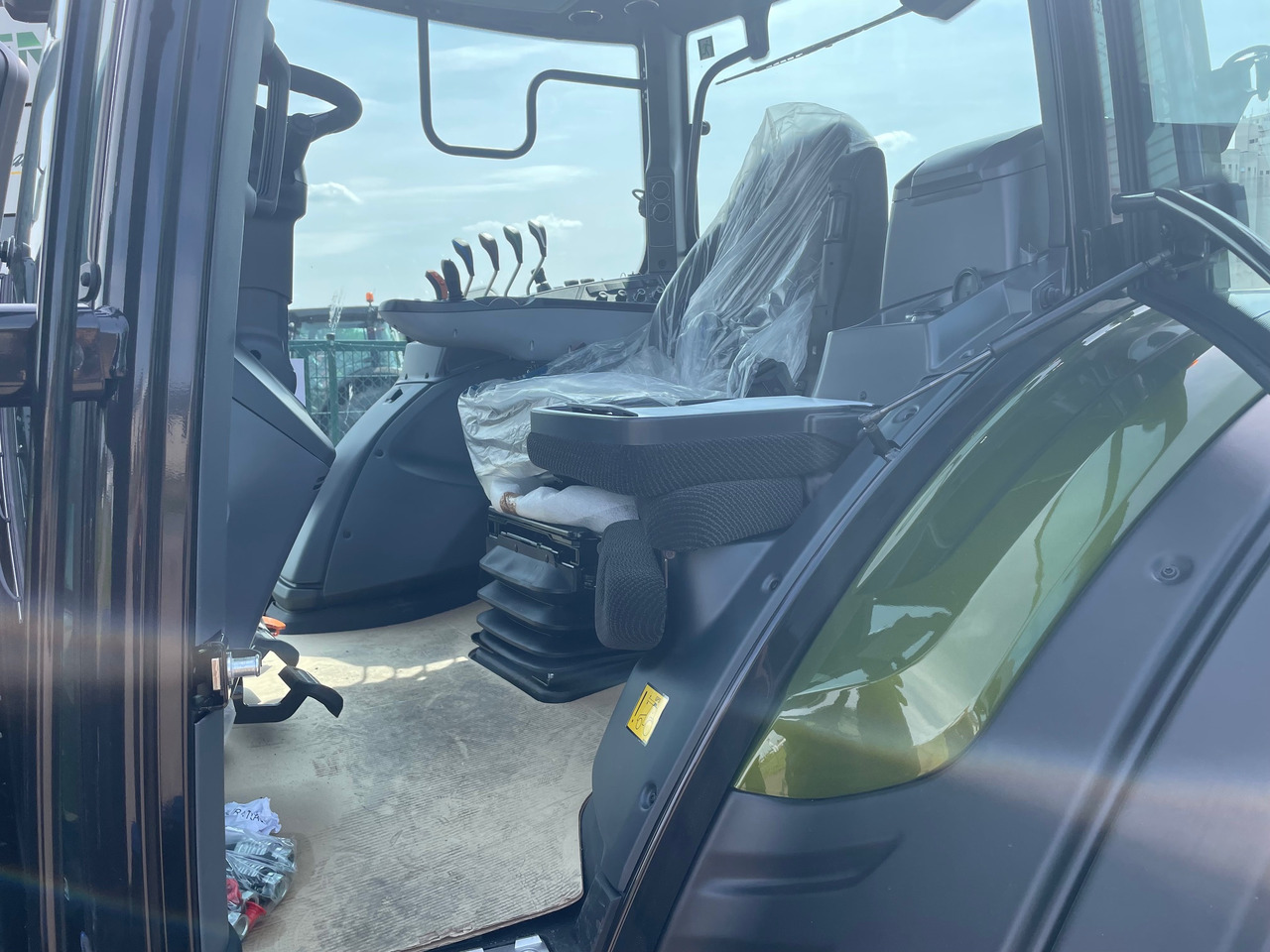 Valtra N155 EA 2B1 - Farm tractor: picture 3 Valtra N155 EA 2B1 - Farm tractor: picture 3