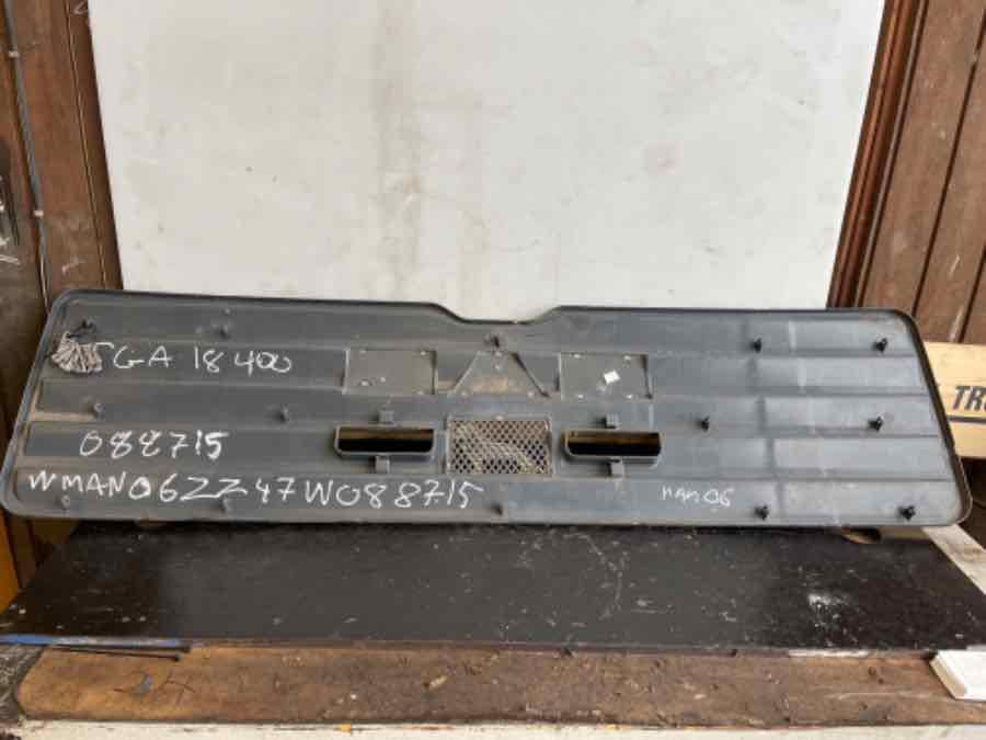 MAN F2000 FRONT GRILL 81.61150-0110 - Body and exterior for Truck: picture 1 MAN F2000 FRONT GRILL 81.61150-0110 - Body and exterior for Truck: picture 1