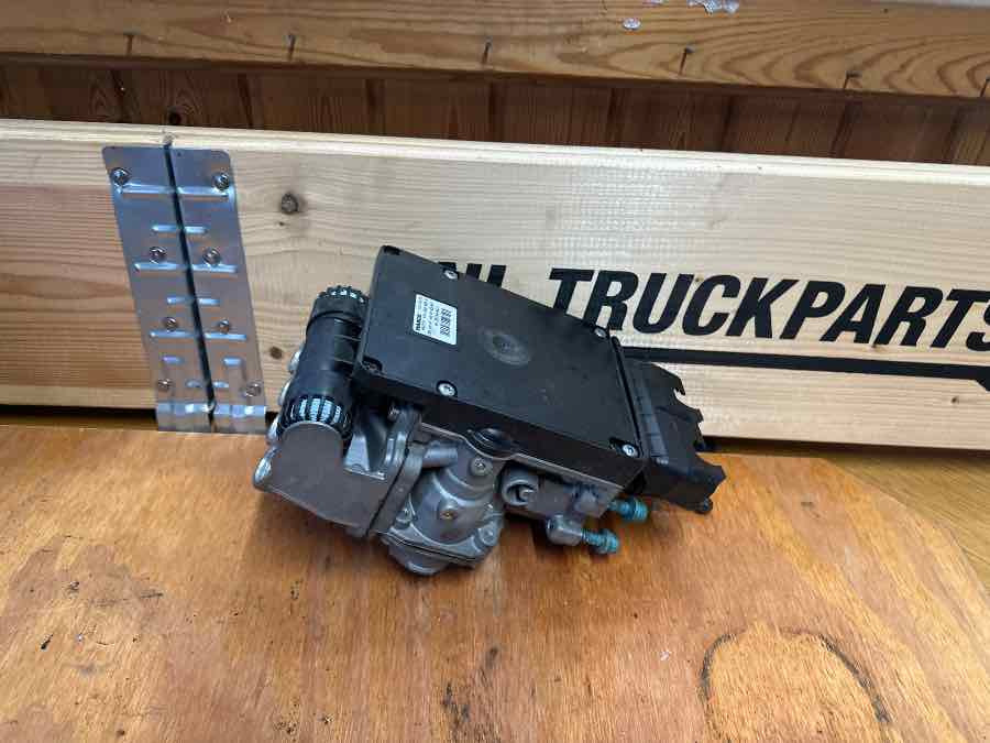 MAN FOOT BREAKE VALVE 81.52130-6311 - Brake valve for Truck: picture 2 MAN FOOT BREAKE VALVE 81.52130-6311 - Brake valve for Truck: picture 2