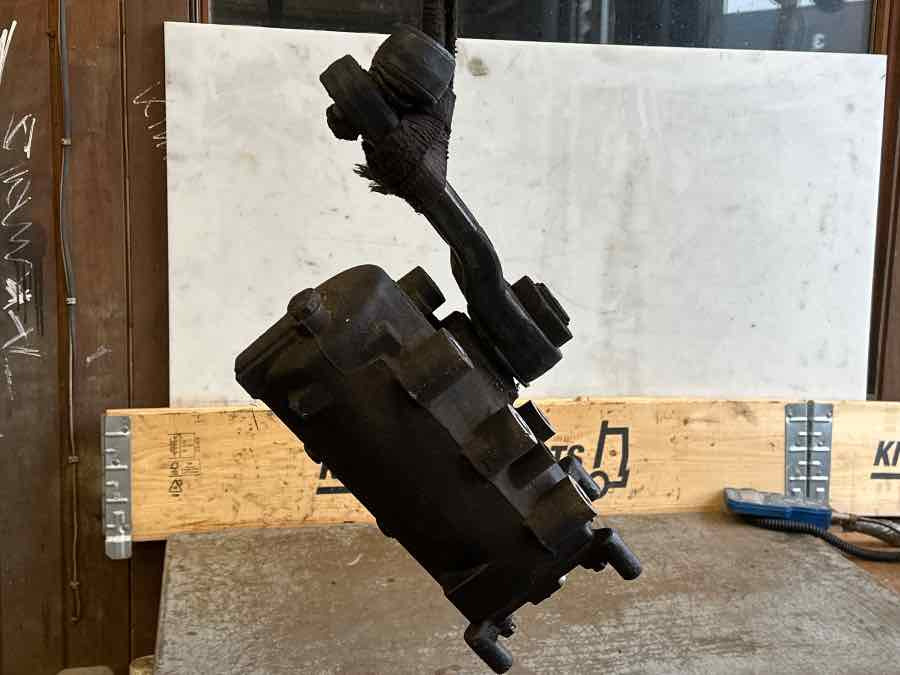 VOLVO STEERING GEAR 250390 - Steering for Truck: picture 1 VOLVO STEERING GEAR 250390 - Steering for Truck: picture 1