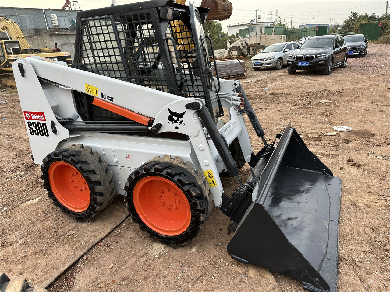 BOBCAT S300 - Skid steer loader: picture 2 BOBCAT S300 - Skid steer loader: picture 2
