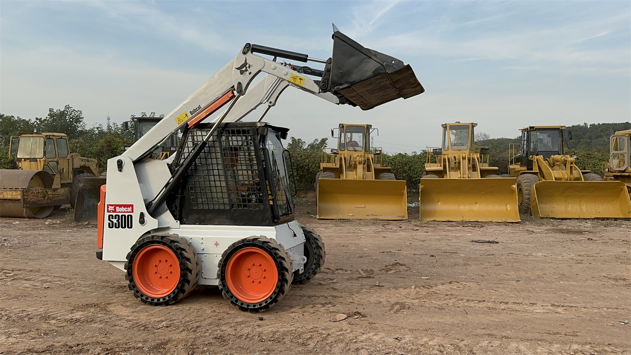 BOBCAT S300 - Skid steer loader: picture 1 BOBCAT S300 - Skid steer loader: picture 1