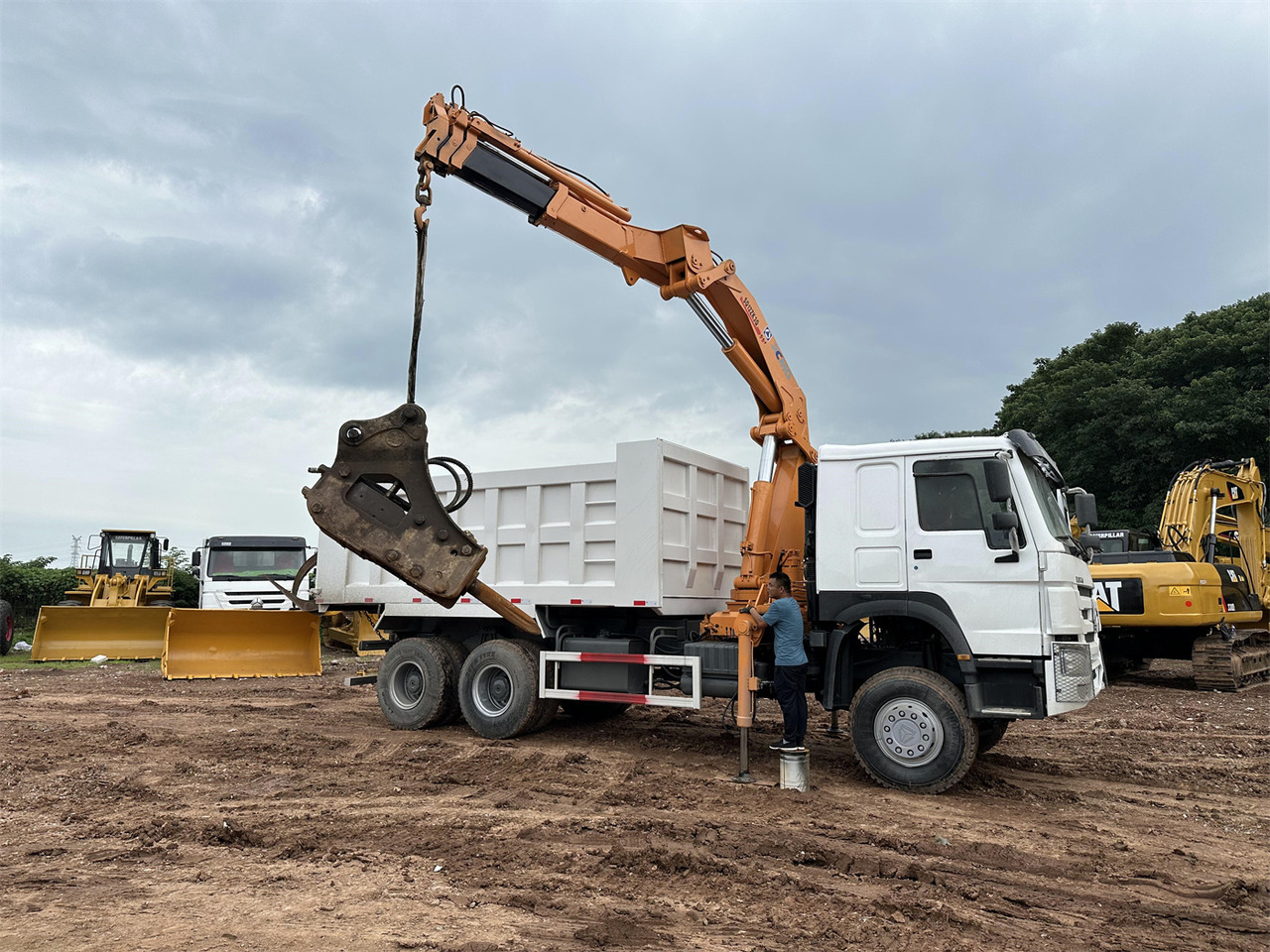 HOWO 371 Mounted Crane Dump truck - Crane truck: picture 1 HOWO 371 Mounted Crane Dump truck - Crane truck: picture 1