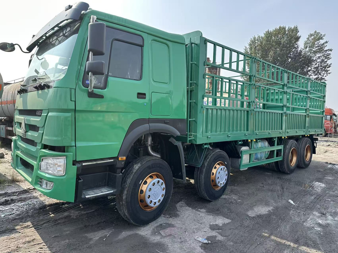 SINOTRUK HOWO 420hp 8x4 fence truck - Dropside/ Flatbed truck: picture 2 SINOTRUK HOWO 420hp 8x4 fence truck - Dropside/ Flatbed truck: picture 2
