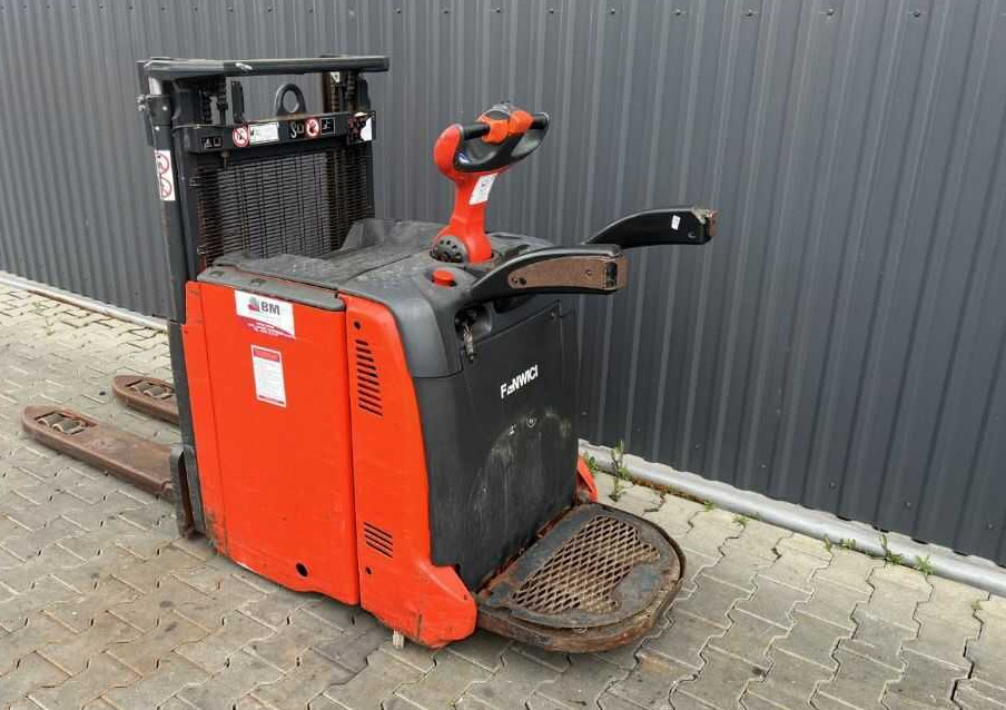 Linde D12AP - Stacker: picture 3 Linde D12AP - Stacker: picture 3