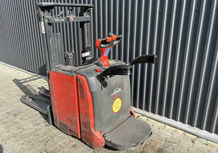Linde D12AP - Stacker: picture 3 Linde D12AP - Stacker: picture 3