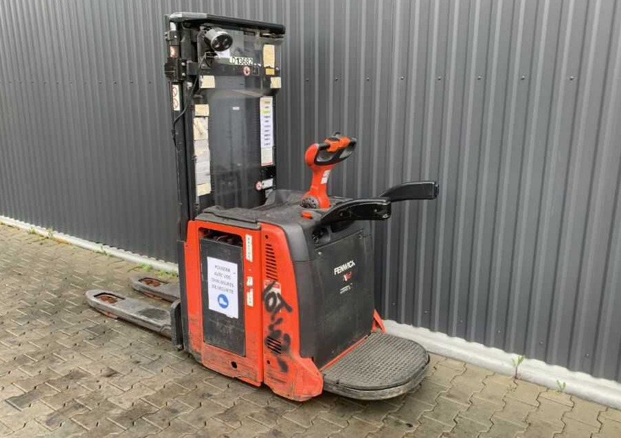 Linde D12AP - Stacker: picture 3 Linde D12AP - Stacker: picture 3