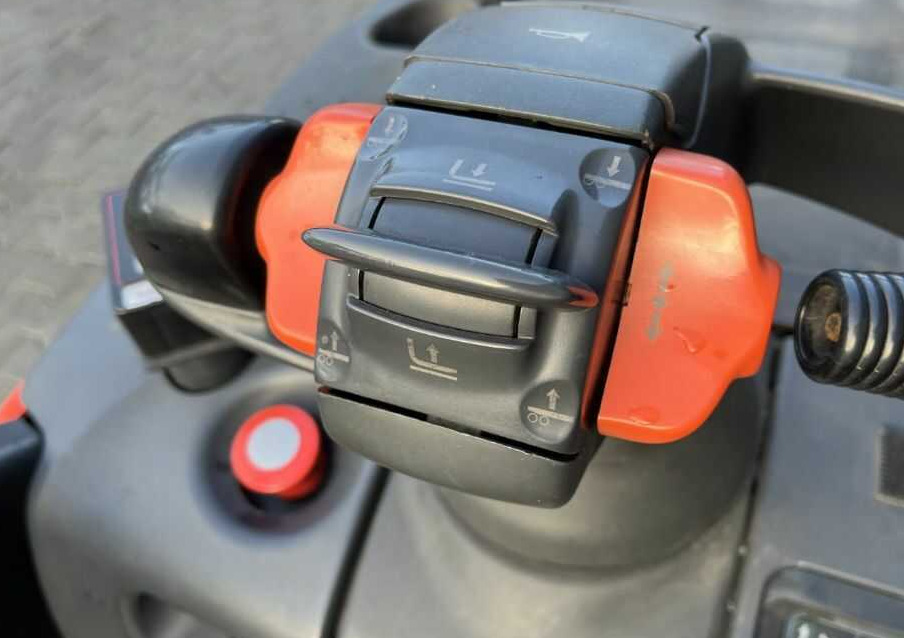 Linde D12SP - Stacker: picture 3 Linde D12SP - Stacker: picture 3