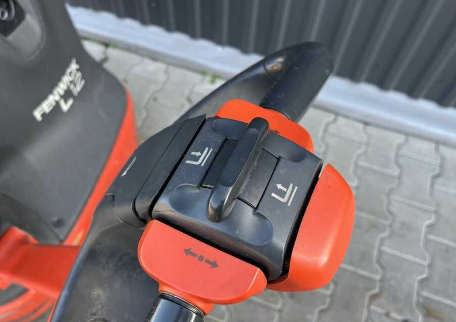 Linde L12 - Stacker: picture 4 Linde L12 - Stacker: picture 4