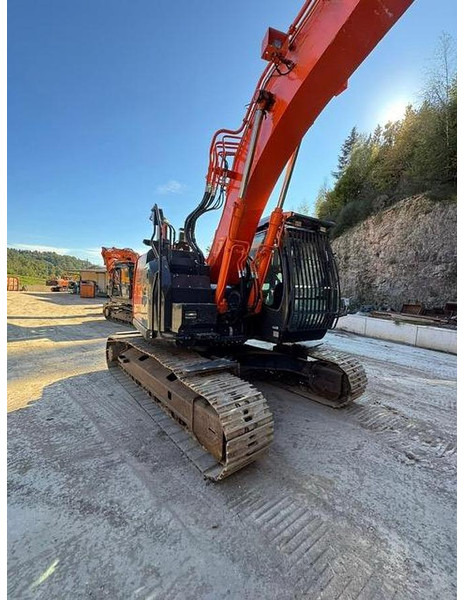 Hitachi ZX225USLC-6 - Excavator: picture 5 Hitachi ZX225USLC-6 - Excavator: picture 5