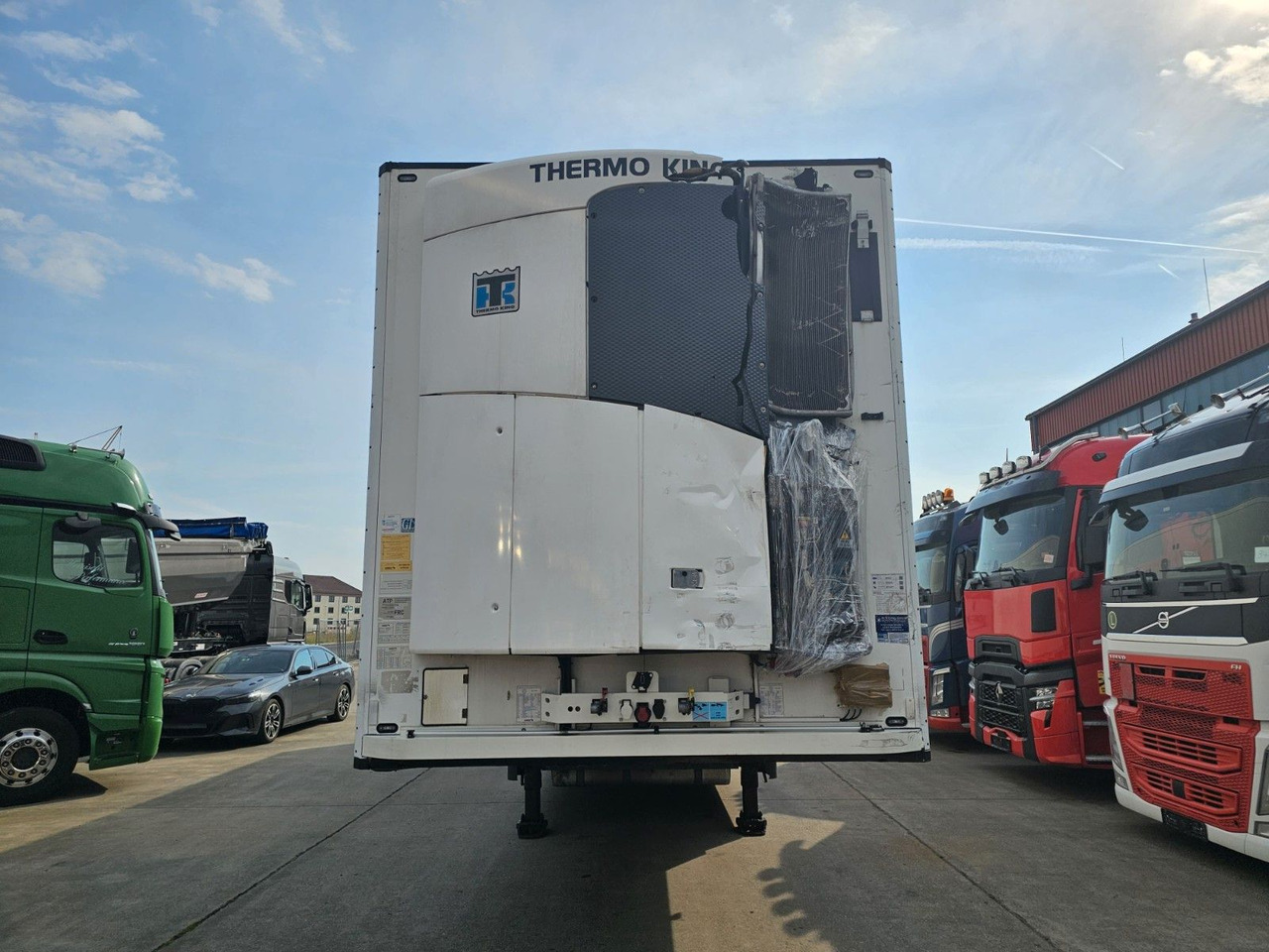 Schmitz Cargobull NKS * DOPPELST. * UNFALL * THERMOK. * LIFT * - Refrigerator semi-trailer: picture 2 Schmitz Cargobull NKS * DOPPELST. * UNFALL * THERMOK. * LIFT * - Refrigerator semi-trailer: picture 2