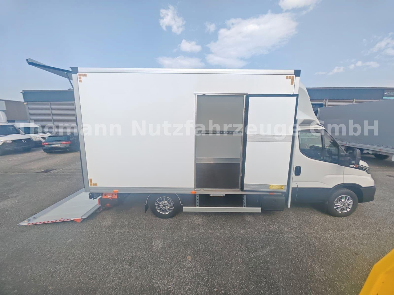 New Box van Iveco Daily 35S18 Koffer + LBW Navi/ACC Tempomat: picture 18