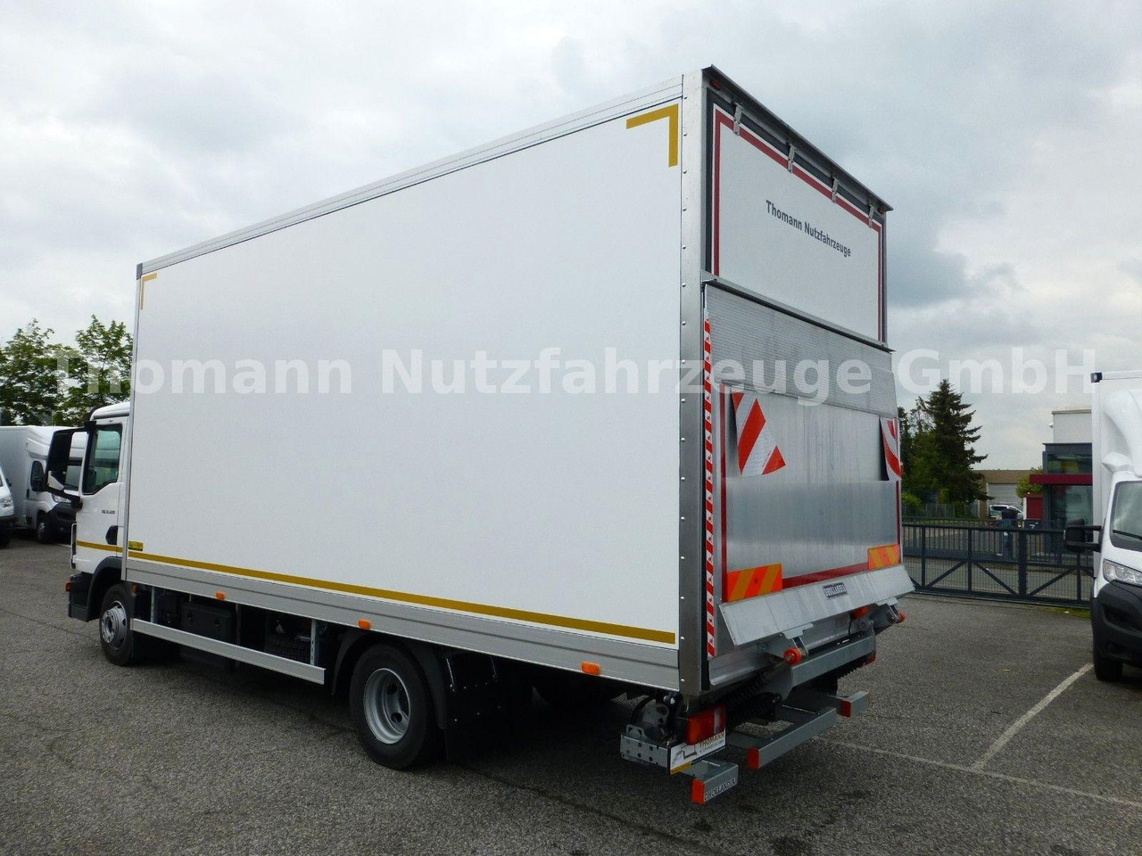 MAN TGL 12.220 4x2 BL CH Premium Koffer LBW MAN TGL 12.220 4x2 BL CH Premium Koffer LBW - Box truck: picture 4 MAN TGL 12.220 4x2 BL CH Premium Koffer LBW MAN TGL 12.220 4x2 BL CH Premium Koffer LBW - Box truck: picture 4