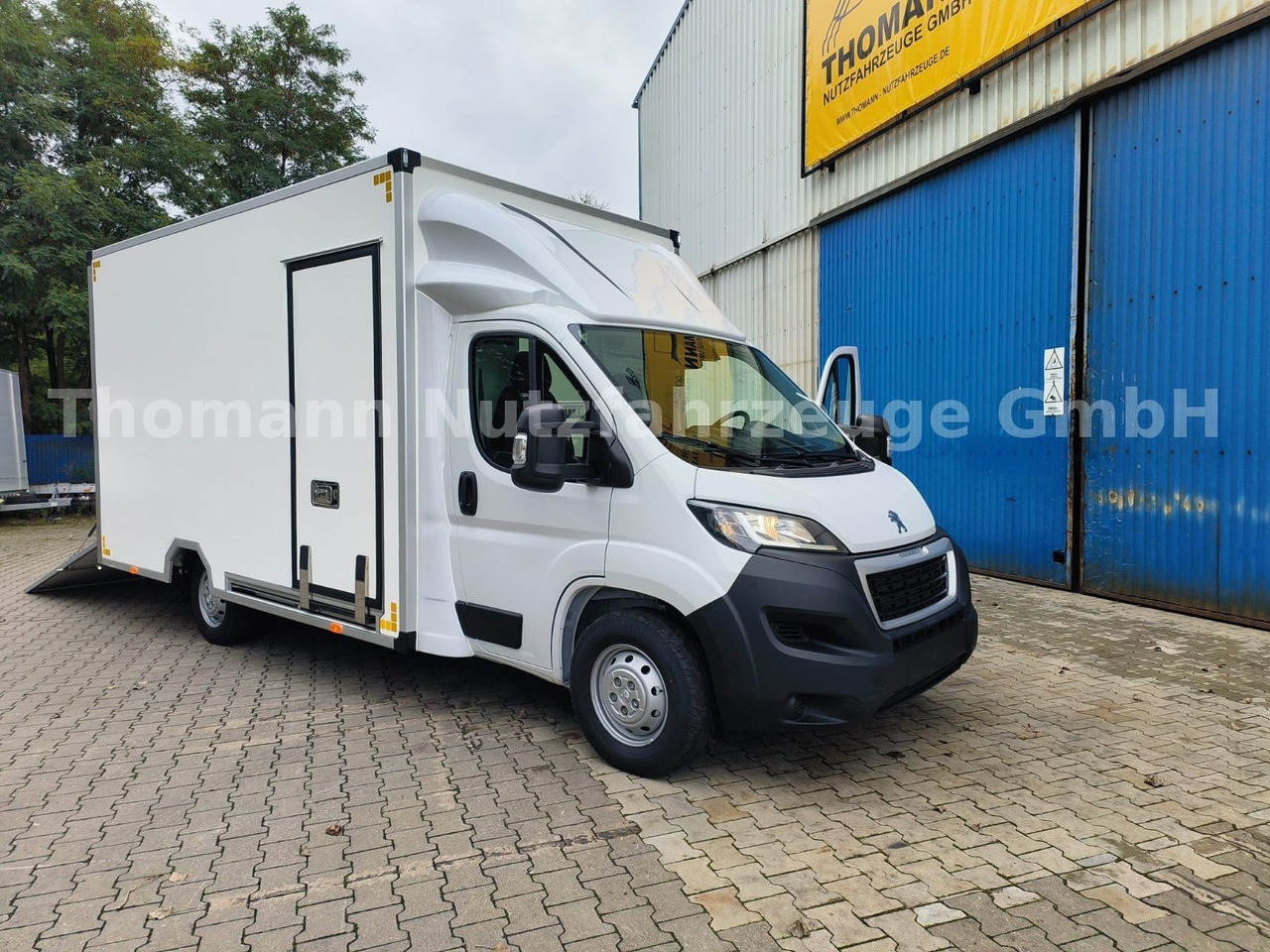 Peugeot Boxer Premium Koffer Extra Tief mit Klappe ! - Box van: picture 1 Peugeot Boxer Premium Koffer Extra Tief mit Klappe ! - Box van: picture 1