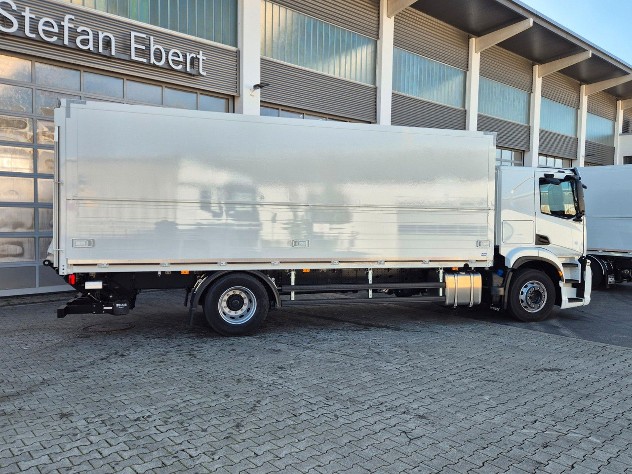 Box truck Iveco AT190S40/FP Böse Schwenkwand LBW AHK: picture 6