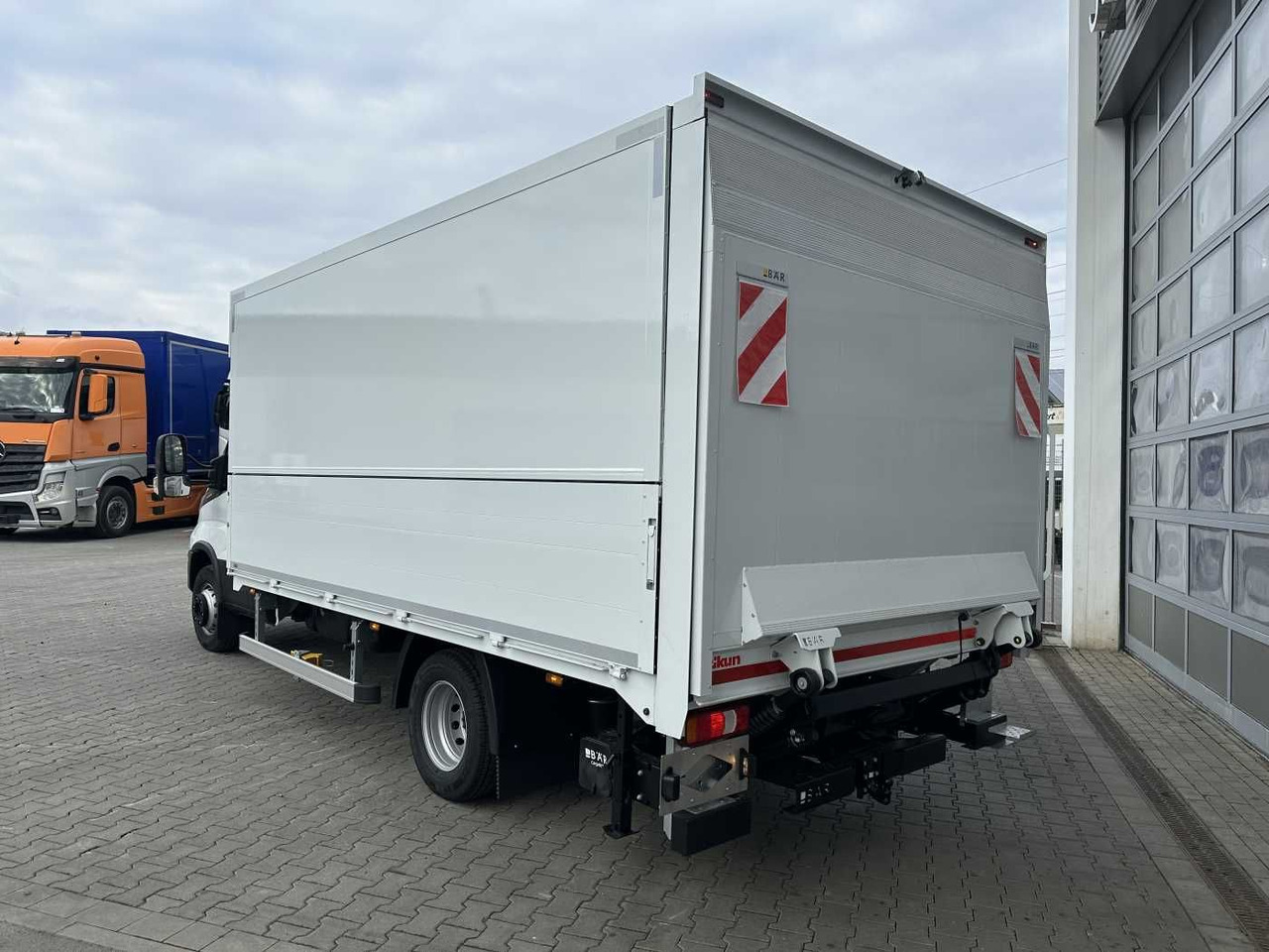 Iveco Daily 70C18 HA8 *LBW*Schwenkwandkoffer* - Box van: picture 5 Iveco Daily 70C18 HA8 *LBW*Schwenkwandkoffer* - Box van: picture 5