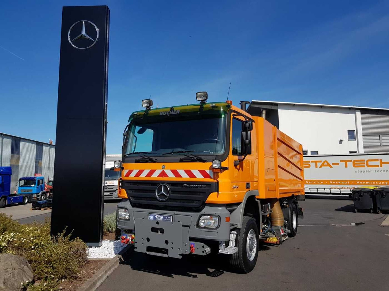 Mercedes-Benz Actros 2032 A 4x4 Bucher STKF 9500 Airport - Road sweeper: picture 1 Mercedes-Benz Actros 2032 A 4x4 Bucher STKF 9500 Airport - Road sweeper: picture 1