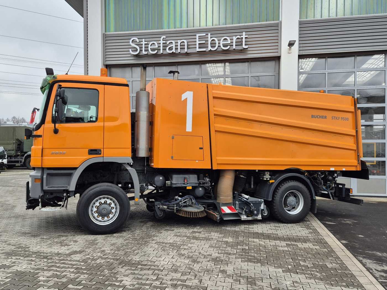Mercedes-Benz Actros 2032 A 4x4 Bucher STKF 9500 Airport - Road sweeper: picture 4 Mercedes-Benz Actros 2032 A 4x4 Bucher STKF 9500 Airport - Road sweeper: picture 4
