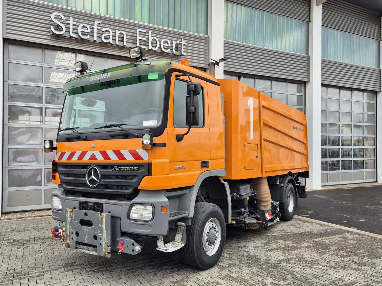 Mercedes-Benz Actros 2032 A 4x4 Bucher STKF 9500 Airport - Road sweeper: picture 1 Mercedes-Benz Actros 2032 A 4x4 Bucher STKF 9500 Airport - Road sweeper: picture 1
