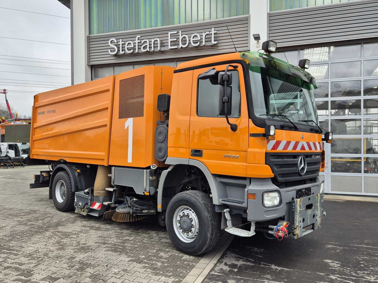 Mercedes-Benz Actros 2032 A 4x4 Bucher STKF 9500 Airport - Road sweeper: picture 3 Mercedes-Benz Actros 2032 A 4x4 Bucher STKF 9500 Airport - Road sweeper: picture 3